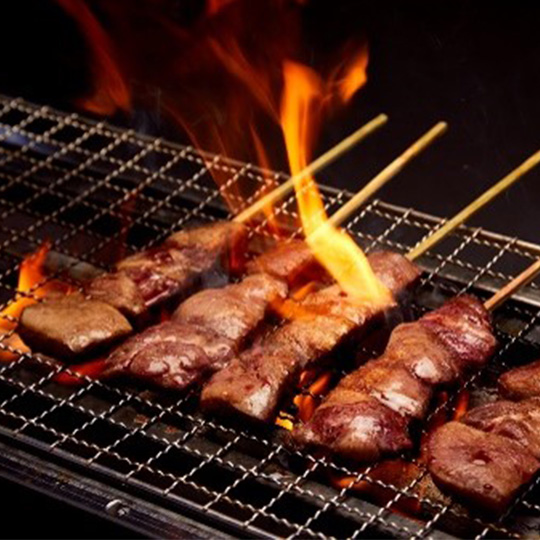두툼한 소 혀 꼬치