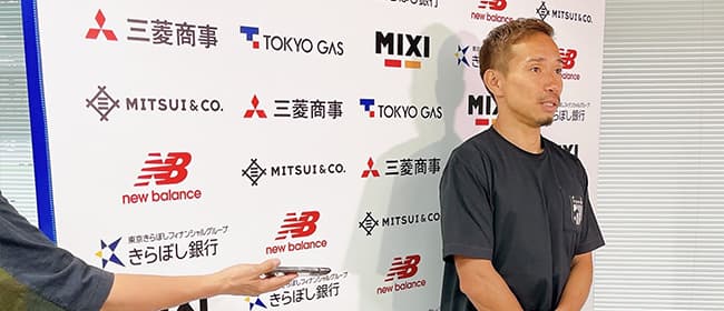 在英雄采访板上展示企业（产品）标志